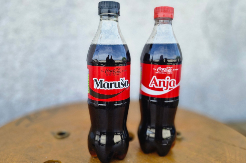 Bi majhen dokaz, da si se nekomu usedla v srce? Potem si zaželi, da kmalu zagledaš svoje ime ... le kje? (foto: Coca-Cola)