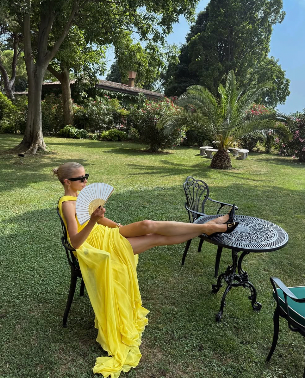 Izbor 9 dolgih in elegantnih oblek iz Zare, ki so popolne za letošnje poletje (foto: Instagram/Caroline Daur)