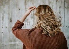 Besede strokovnjakinje o negi las še kako odmevajo: zdaj je jasno, zakaj dragi preparati pogosto nimajo učinka - pravilno se z njimi dela takole