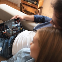 (IZ REVIJE) 'Netflix varanje' lahko uniči tvoje razmerje, lahko pa ga tudi močno preoblikuje