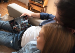 (IZ REVIJE) 'Netflix varanje' lahko uniči tvoje razmerje, lahko pa ga tudi močno preoblikuje