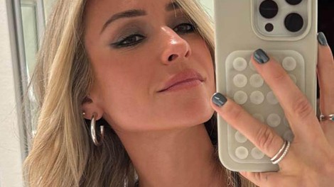 ženska dela selfie v ogledalu