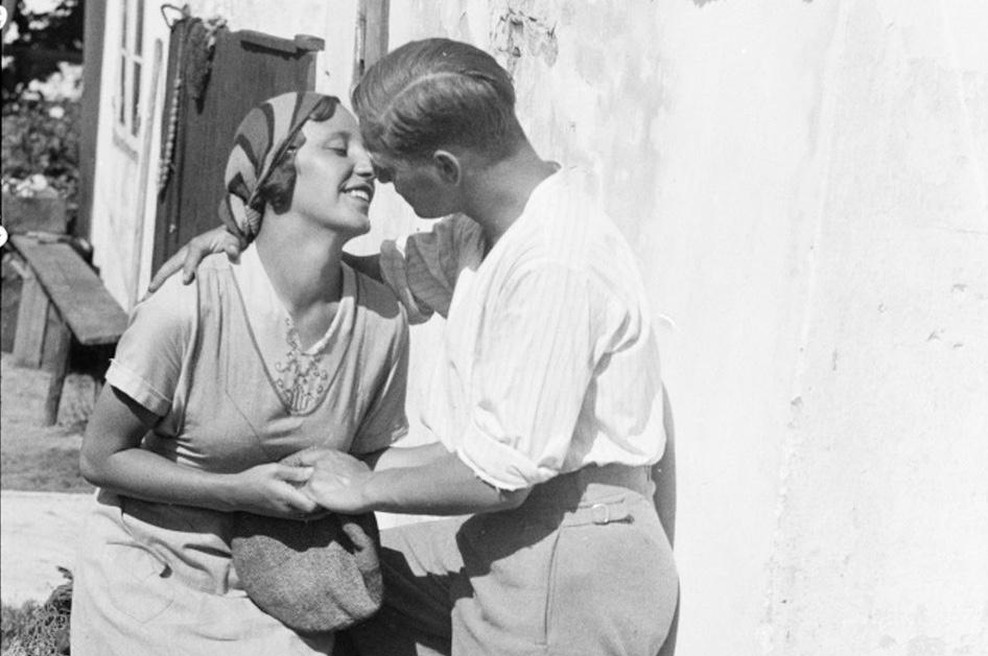 "Bila sva najlepši par, a vojna naju je ločila. Po 35 letih mi je mož rekel, da me išče moški brez roke ..." (resnična zgodba) (foto: profimedia)