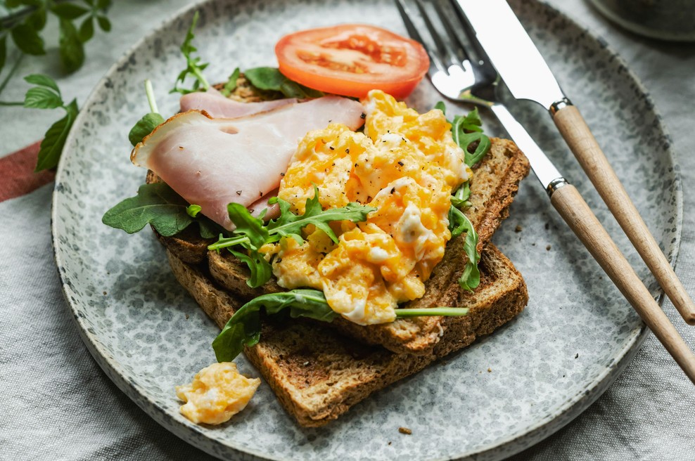 To je razlog, zakaj bi se na zajtrku v hotelu morali izogniti umešanim jajcem, številne zanima, zakaj so svetlo rumene barve (foto: Unsplash)