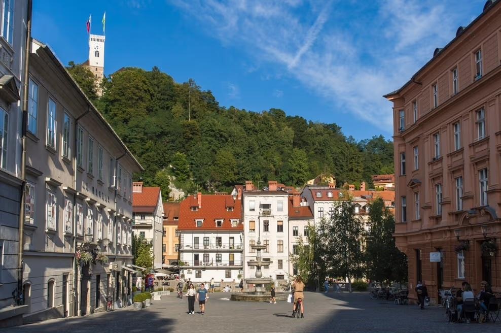 Naj vas vročina in nebo brez oblačka ne preslepita: vremenoslovci razkrili, kaj naj pričakujemo danes zvečer (foto: Profimedia)