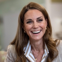 Kate Middleton navdušila s preprostim stajlingom v zemeljskih tonih in žarela na prvem samostojnem nastopu (FOTO)