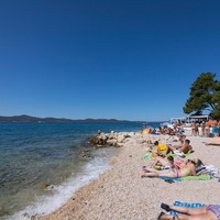 Dvakrat so morali pogledati, ali je res, kar vidijo! Šokantno obnašanje turistov na priljubljeni plaži na Jadranu