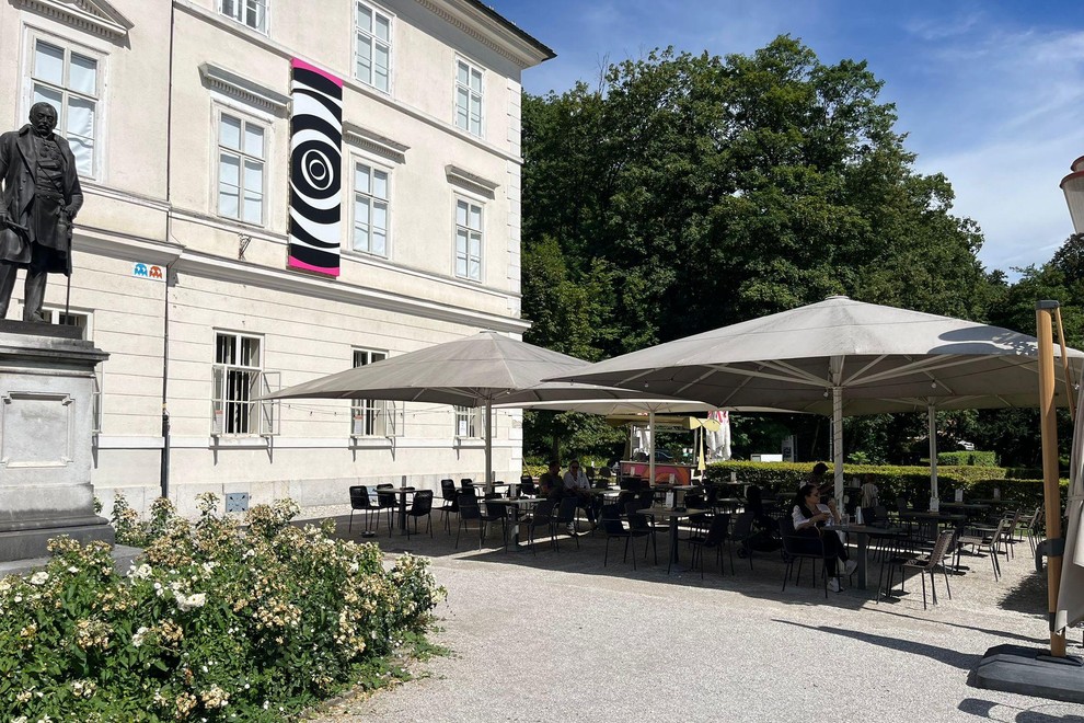 Zakaj boste poletne četrtkove večere želeli preživeti v Caffe Bienale v Tivoliju