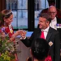 Ups, kaj bo rekla Brigitte Macron? Sporna fotografija njenega moža s Kate Middleton preplavila splet (FOTO)