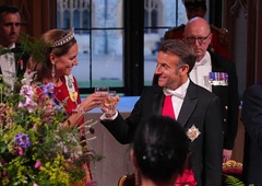 Ups, kaj bo rekla Brigitte Macron? Sporna fotografija njenega moža s Kate Middleton preplavila splet (FOTO)