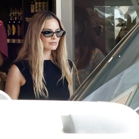 Materinski sijaj Margot Robbie: poglejte, s kakšnim stajlingom je navdušila na plaži
