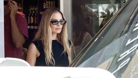 Materinski sijaj Margot Robbie: poglejte, s kakšnim stajlingom je navdušila na plaži