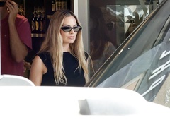 Materinski sijaj Margot Robbie: poglejte, s kakšnim stajlingom je navdušila na plaži