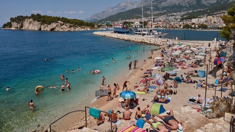 Vsi na plaži osupli, ko sta se sporekli snaha in tašča: "Ti meni ne boš govoril, kdaj bom rodila!"