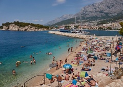 Vsi na plaži osupli, ko sta se sporekli snaha in tašča: "Ti meni ne boš govoril, kdaj bom rodila!"