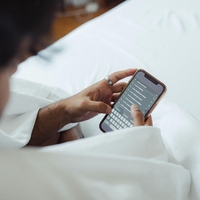 Takšen je v resnici vpliv na vas, če imate telefon vsako noč ob postelji na nočni omarici