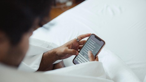 telefon v postelji