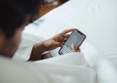 Takšen je v resnici vpliv na vas, če imate telefon vsako noč ob postelji na nočni omarici