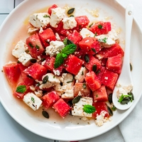 Enostaven recept za sladko-slano poletno solato, ki vas bo presenetila s svežino in prefinjenostjo