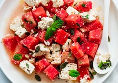 Enostaven recept za sladko-slano poletno solato, ki vas bo presenetila s svežino in prefinjenostjo