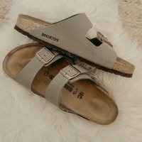 Si boste letos privoščile sandale Birkenstock? Simbol na podplatu vam bo olajšal izbiro