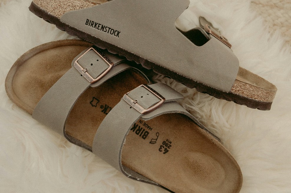 Si boste letos privoščile sandale Birkenstock? Simbol na podplatu vam bo olajšal izbiro (foto: Unsplash)