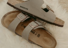 Si boste letos privoščile sandale Birkenstock? Simbol na podplatu vam bo olajšal izbiro