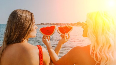 prijateljici na plaži