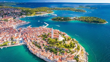 Rovinj Hrvaška Jadran morje turizem prazne mize gostinstvo