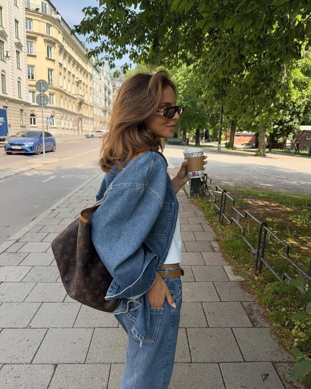 Te raztegljive kavbojke bodo postale vaše najljubše: ne tiščijo in popolno oblikujejo postavo (foto: Instagram/@lojsanwallin)