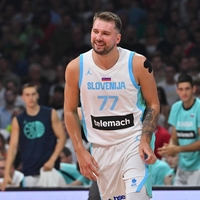 Luka Dončić po porazu popolnoma razočaran naravnost v njen objem, nato pa še ... poljubček (VIDEO)