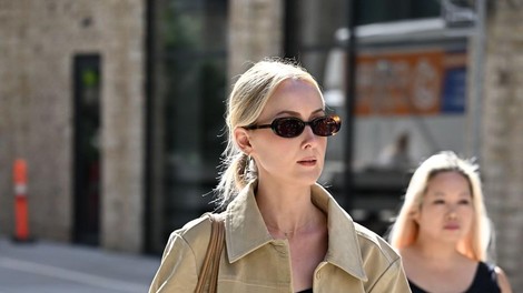 Ta model plašča je brezčasna klasika, ki je popolna za muhasto jesensko vreme