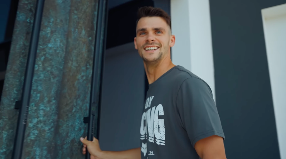 Tim Gajser odprl vrata svojega luksuznega domovanja, vse pa je presenetila ena stvar (VIDEO) (foto: Youtube/Tim Gajser)