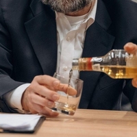 V znanem podjetju se zaposleni utapljajo v alkoholu: šefi obupani, stranke pa na robu potrpljenja