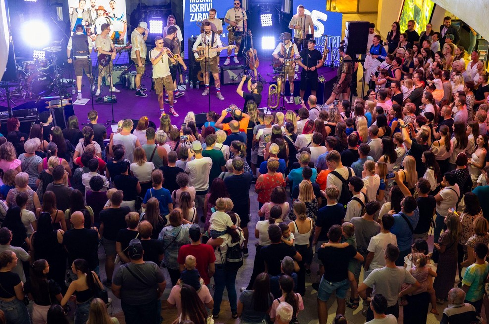 Europark je ob 25. obletnici obiskovalce razveselil z glasbo in zabavo (foto: Rok Deželak)