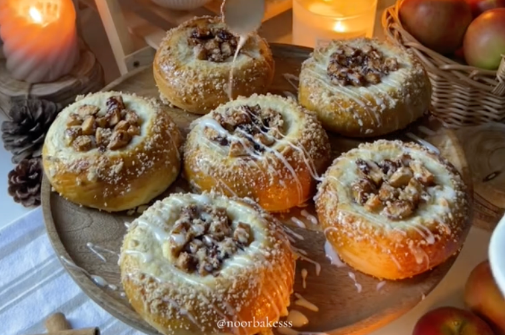 Popoln jesenski recept: mehki kruhki z jabolki in cimetovim posipom, ki vas bodo očarali (foto: TikTok/noorbakesss/posnetek zaslona)