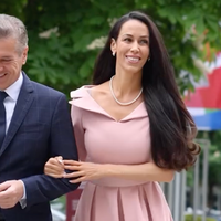 Tina Gaber Golob pobližje pokazala poročno obleko, pred objektiv stopila tudi sestra Urša (FOTO)
