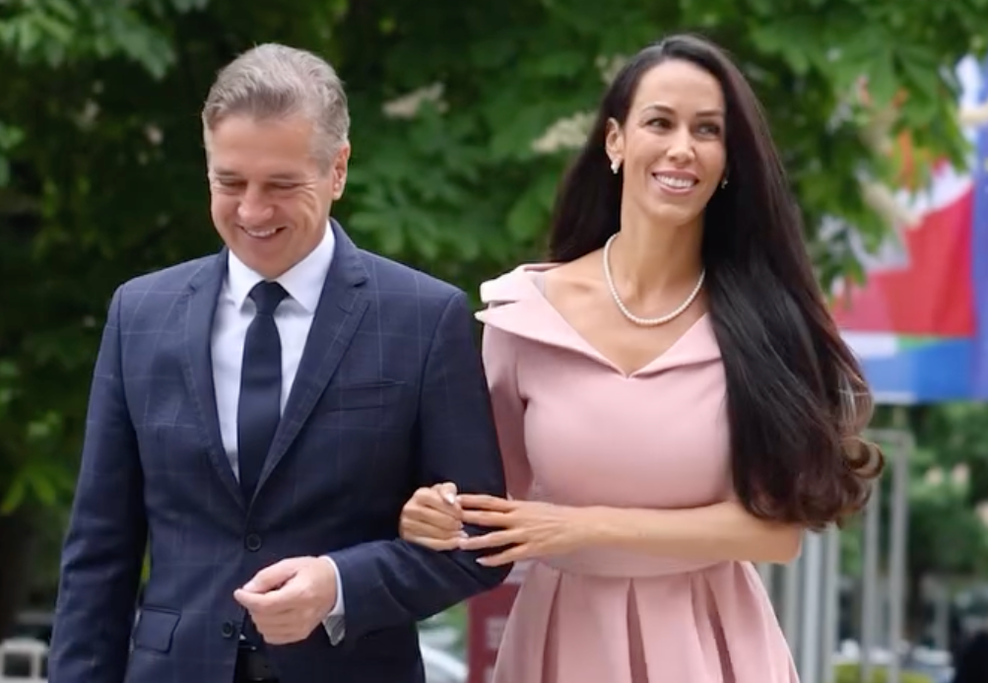 Tina Gaber Golob pobližje pokazala poročno obleko, pred objektiv stopila tudi sestra Urša (FOTO) (foto: Instagram/Tina Gaber Golob)