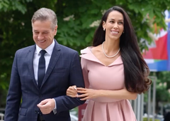 Tina Gaber Golob pobližje pokazala poročno obleko, pred objektiv stopila tudi sestra Urša (FOTO)