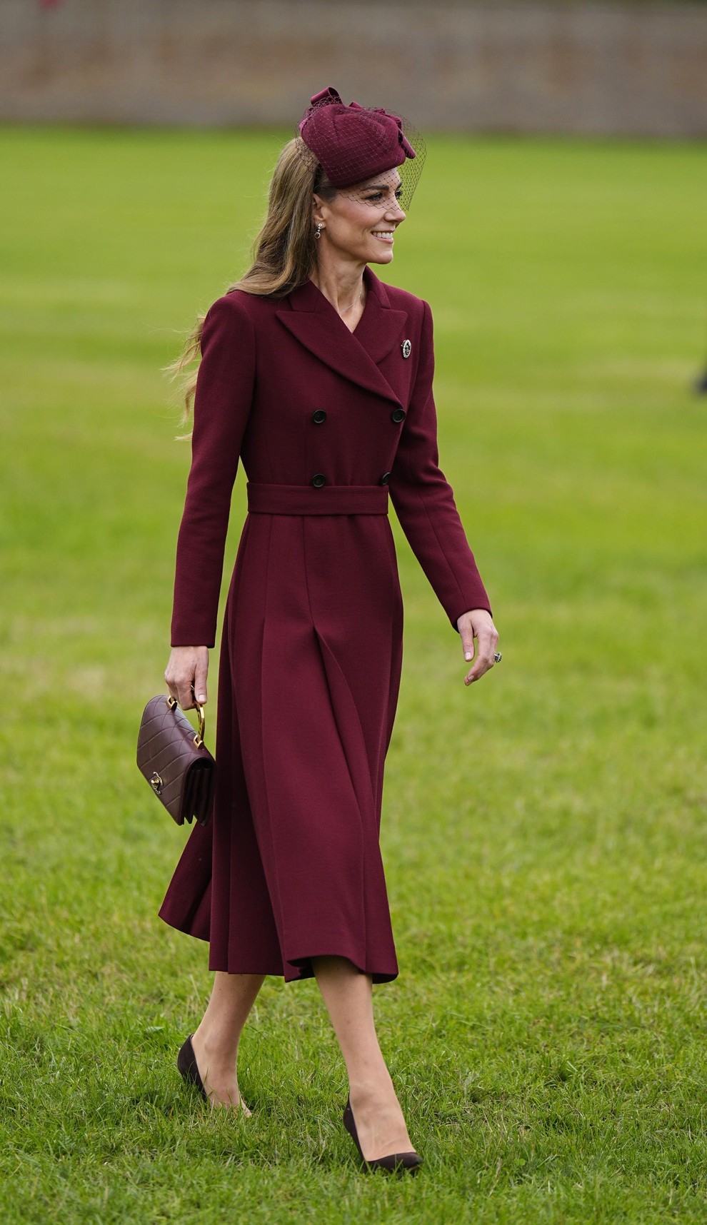 Kate Middleton, znana po svojem prefinjenem in vedno premišljenem stilu, se je pojavila v monokromatski bordo kombinaciji, ki je že …