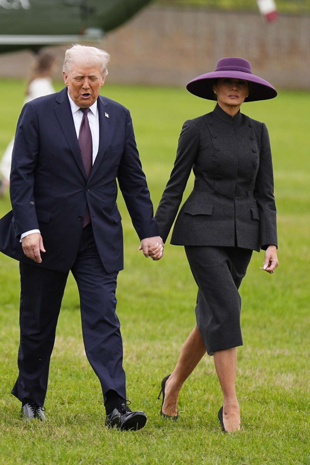 Na drugi strani je Melania Trump ostala zvesta svojemu glamuroznemu, a vedno prefinjenemu slogu. Oblečena je bila v razkošen siv …