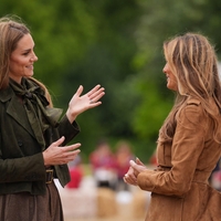 Modni duo: Kate in Melania pokazali, kako nositi jesenske barve na sproščen, ampak eleganten način