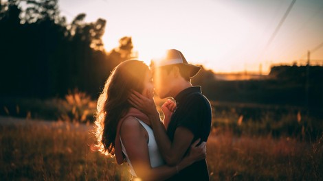 "Po dvanajstih letih sem v baru, kjer sva se spoznala, naletela na bivšega fanta – in zgodilo se je nepredstavljivo"