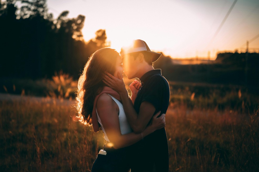 "Po dvanajstih letih sem v baru, kjer sva se spoznala, naletela na bivšega fanta – in zgodilo se je nepredstavljivo" (foto: Unsplash)