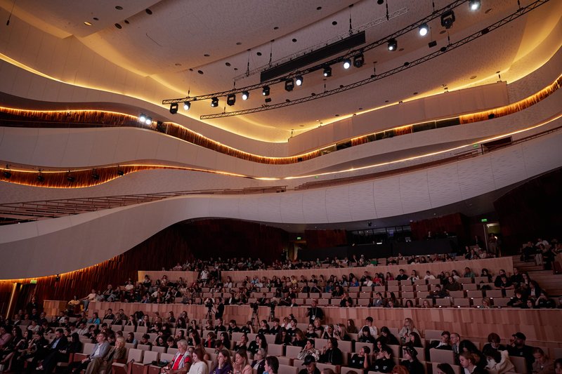 O mednarodni razsežnosti vrhovnega združenja naj ne pričajo zgolj vtisi, temveč tudi številke. Prisostvovalo je več kot 100 strokovnih delegatov iz več kot 60 držav. Dober glas pač seže v deveto vas - dogajanje je za nameček privabilo na stotine radovednih poslušalcev.