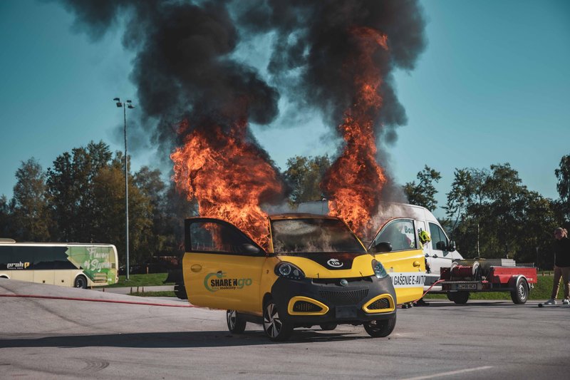 V Sloveniji prvič izvedli nadzorovan vžig in gašenje električnega avtomobila