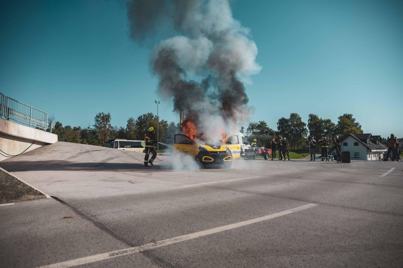 Strokovnjaki prvič v Sloveniji izvedli nadzorovan vžig in gašenje požara e-avtomobila  - kaj se je zgodilo?