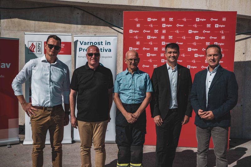 Strokovnjaki prvič v Sloveniji izvedli nadzorovan vžig in gašenje požara e-avtomobila  - kaj se je zgodilo?