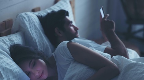 "Punca je šla s sodelavcem na večerjo, naj jo pustim?" (dilema razočaranega fanta)