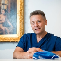 Prof. dr. Uroš Ahčan bo na Cosmopolitan konferenci pojasnil, kako sprejemati pravilne odločitve, ko se odločamo za lepotne posege